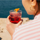 Un apéritif sans alcool en bord de mer et j'oublie tout. Succombez aux saveurs fruitées et épicées de Rouge Ardent pour délecter un cocktail sans alcool de pur plaisir et avec seulement 40kcal/verre servi en tonic.