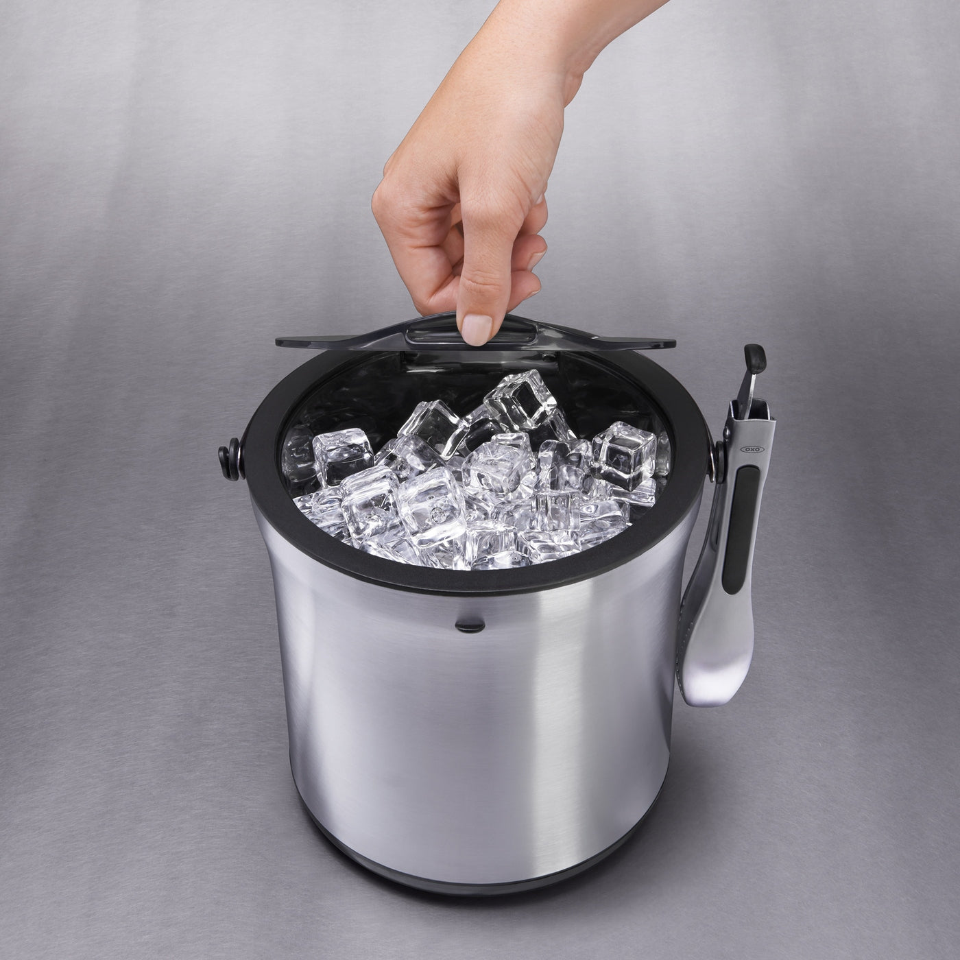 Cubo de hielo con pinzas