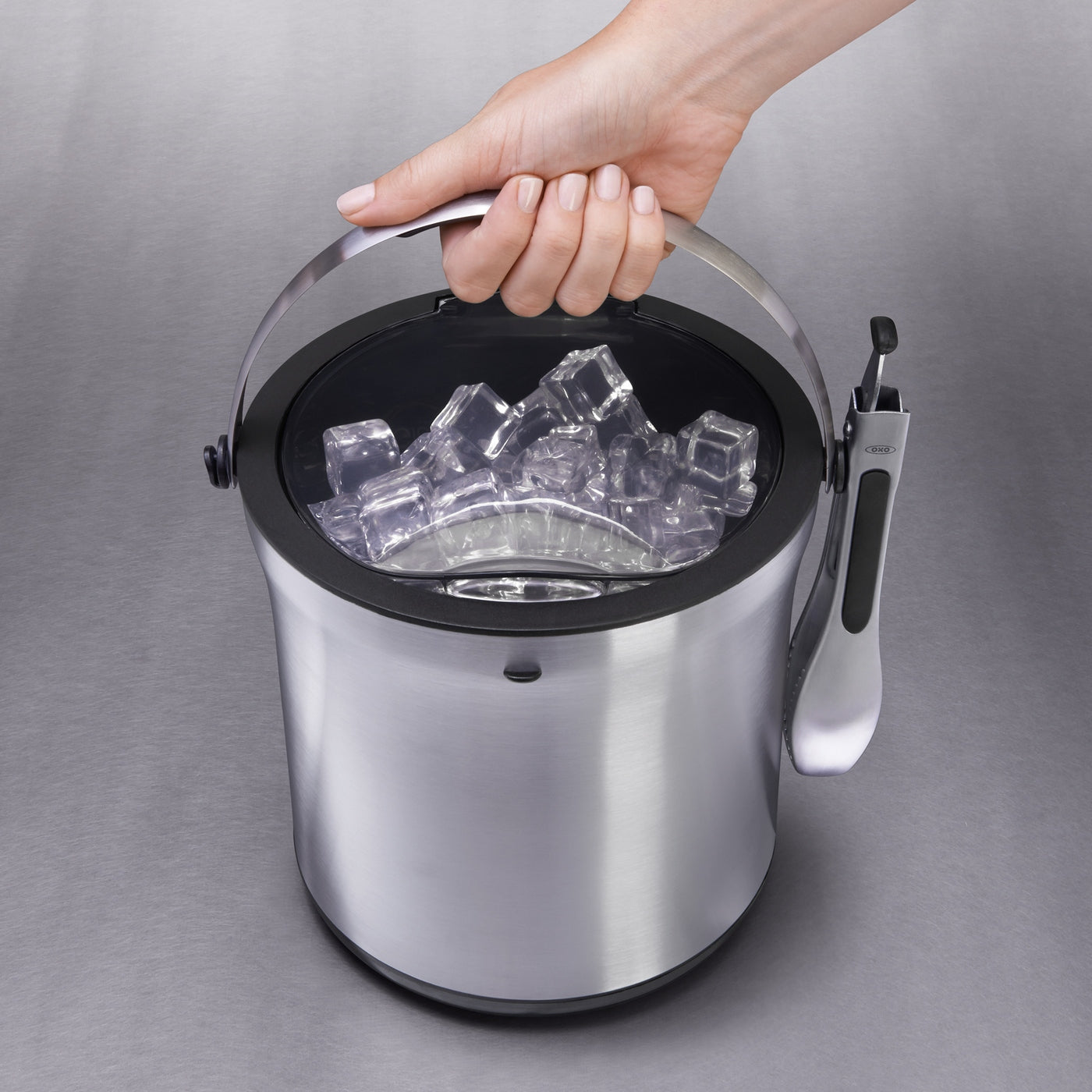 Cubo de hielo con pinzas