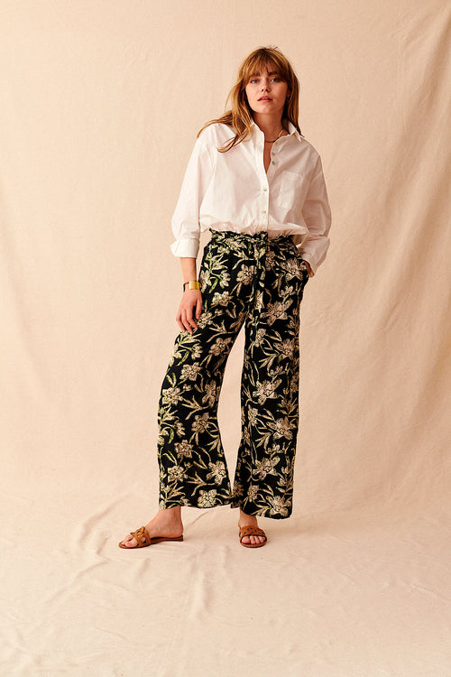Loose-fitting tie-dye pants with elastic waistband and madder floral pattern in Paris, spring-summer Woman
