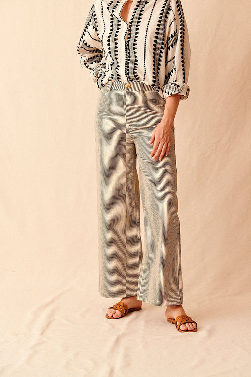 Pantalones de algodón a rayas de pierna ancha y cintura alta en madder, París, primavera, mujer