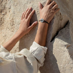 Pulsera Storm - Tablero de ajedrez azul marino y blanco