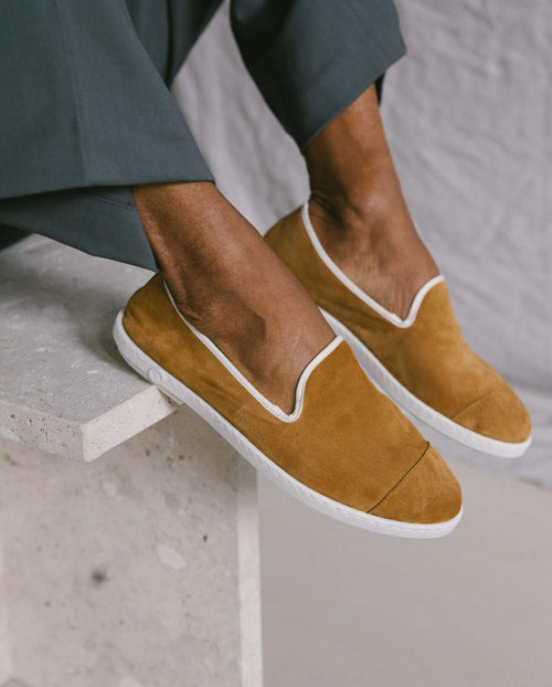 Chausson homme cuir, camel Angarde porté close up