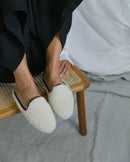 Mule femme bouclette de laine, blanc noir Angarde porté