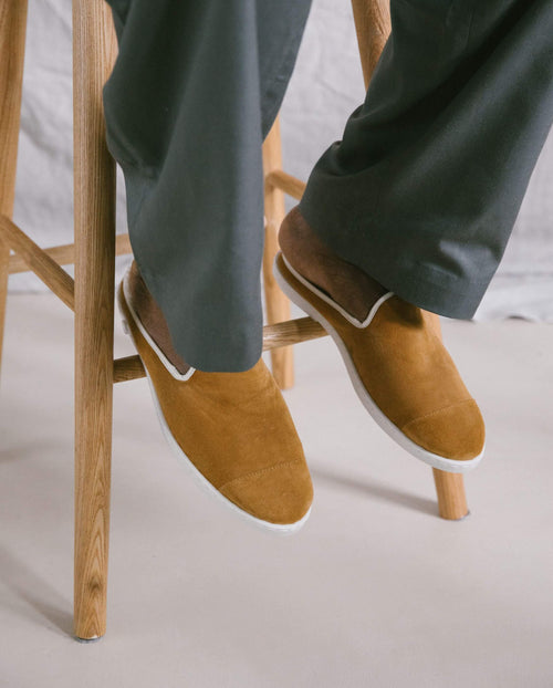 Mule cuir homme camel Angarde porté close up