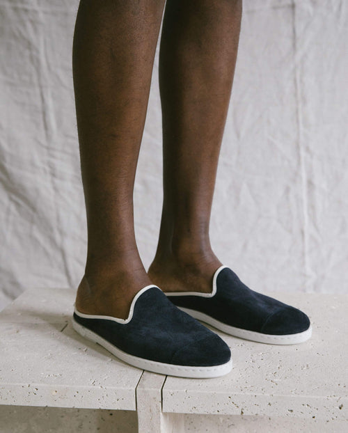 Mule cuir homme marine Angarde porté close up