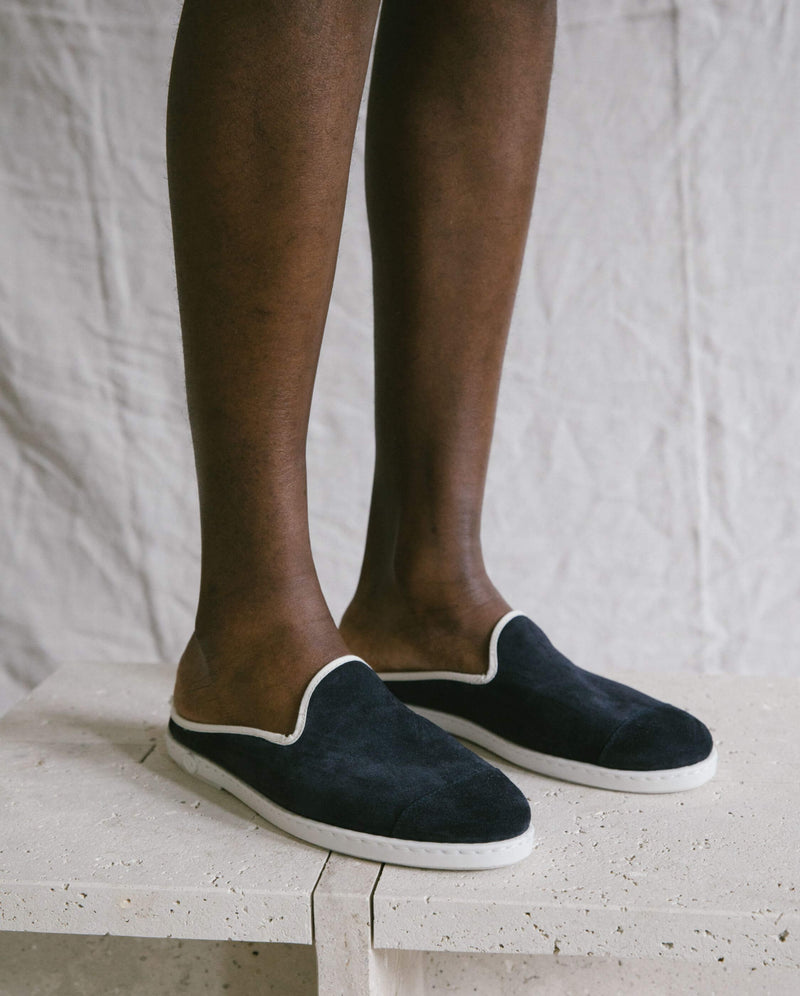 Mule cuir homme marine Angarde porté close up