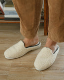 Mule homme bouclette de laine, blanc noir Angarde close up