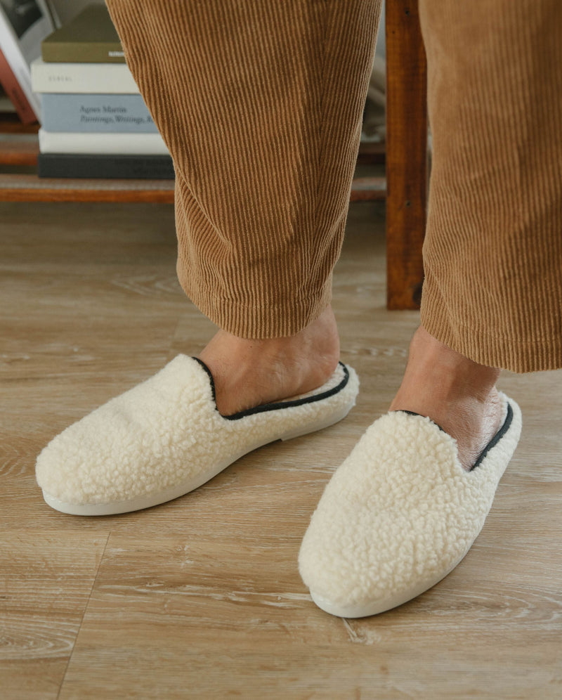 Mule homme bouclette de laine, blanc noir Angarde close up