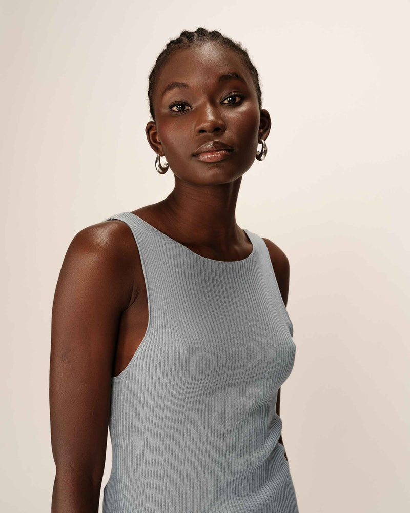 Camiseta sin mangas gris ajustada con cuello barco de Pagnol