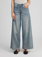 An'ge – Pantalon Palide Bleu, jean large bleu clair porté par un mannequin, vue de face