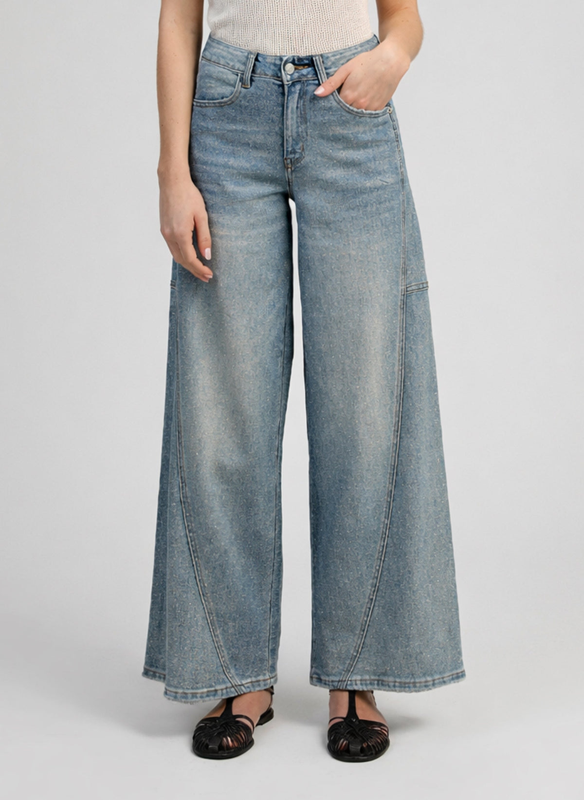 An'ge – Pantalon Palide Bleu, jean large bleu clair porté par un mannequin, vue de face