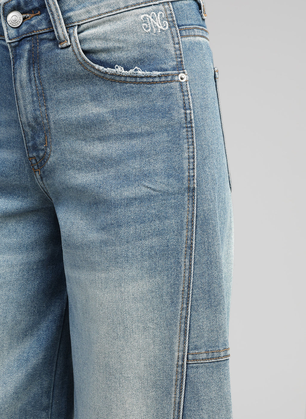 An'ge – Pantalon Palide Bleu, gros plan sur le détail d'un jean bleu clair délavé