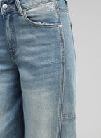 An'ge – Pantalon Palide Bleu, gros plan sur le détail d'un jean bleu clair délavé