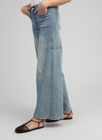 An'ge – Pantalon Palide Bleu, jean large bleu clair porté par un mannequin, vue de côté