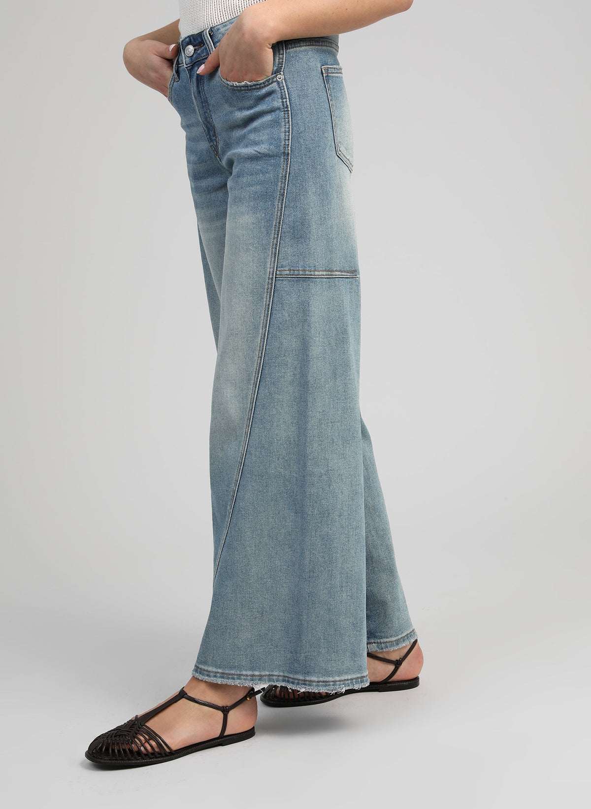An'ge – Pantalon Palide Bleu, jean large bleu clair porté par un mannequin, vue de côté