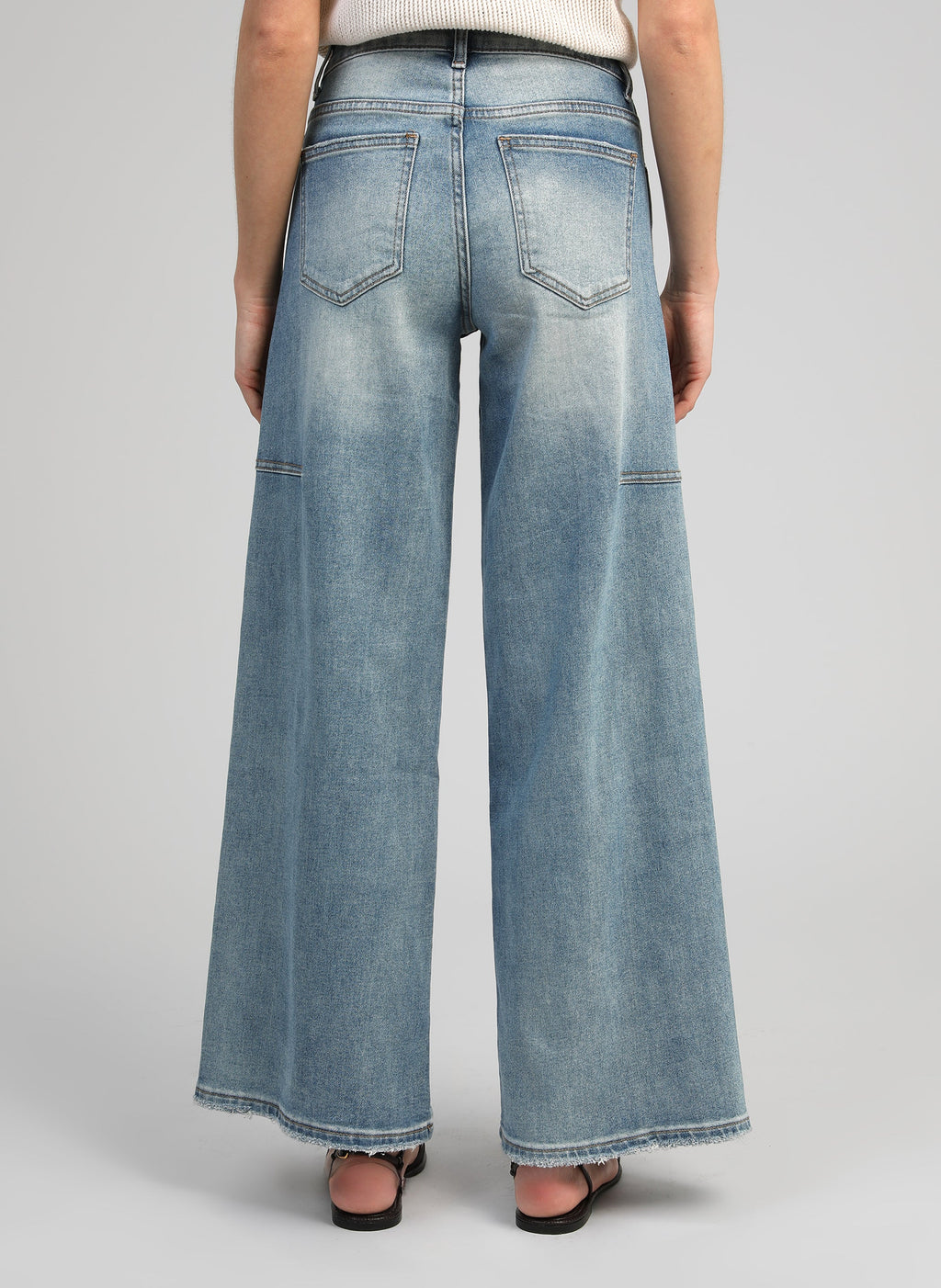 An'ge – Pantalon Palide Bleu, jean large bleu clair porté de dos par un mannequin