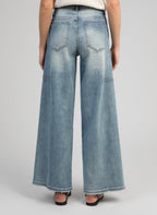 An'ge – Pantalon Palide Bleu, jean large bleu clair porté de dos par un mannequin