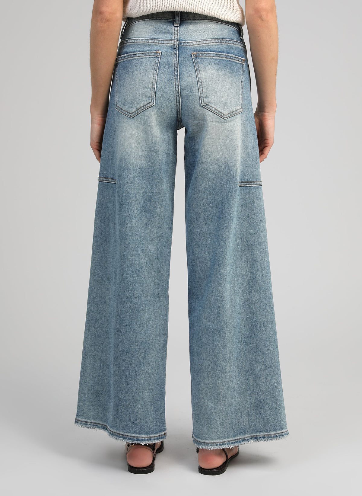 An'ge – Pantalon Palide Bleu, jean large bleu clair porté de dos par un mannequin