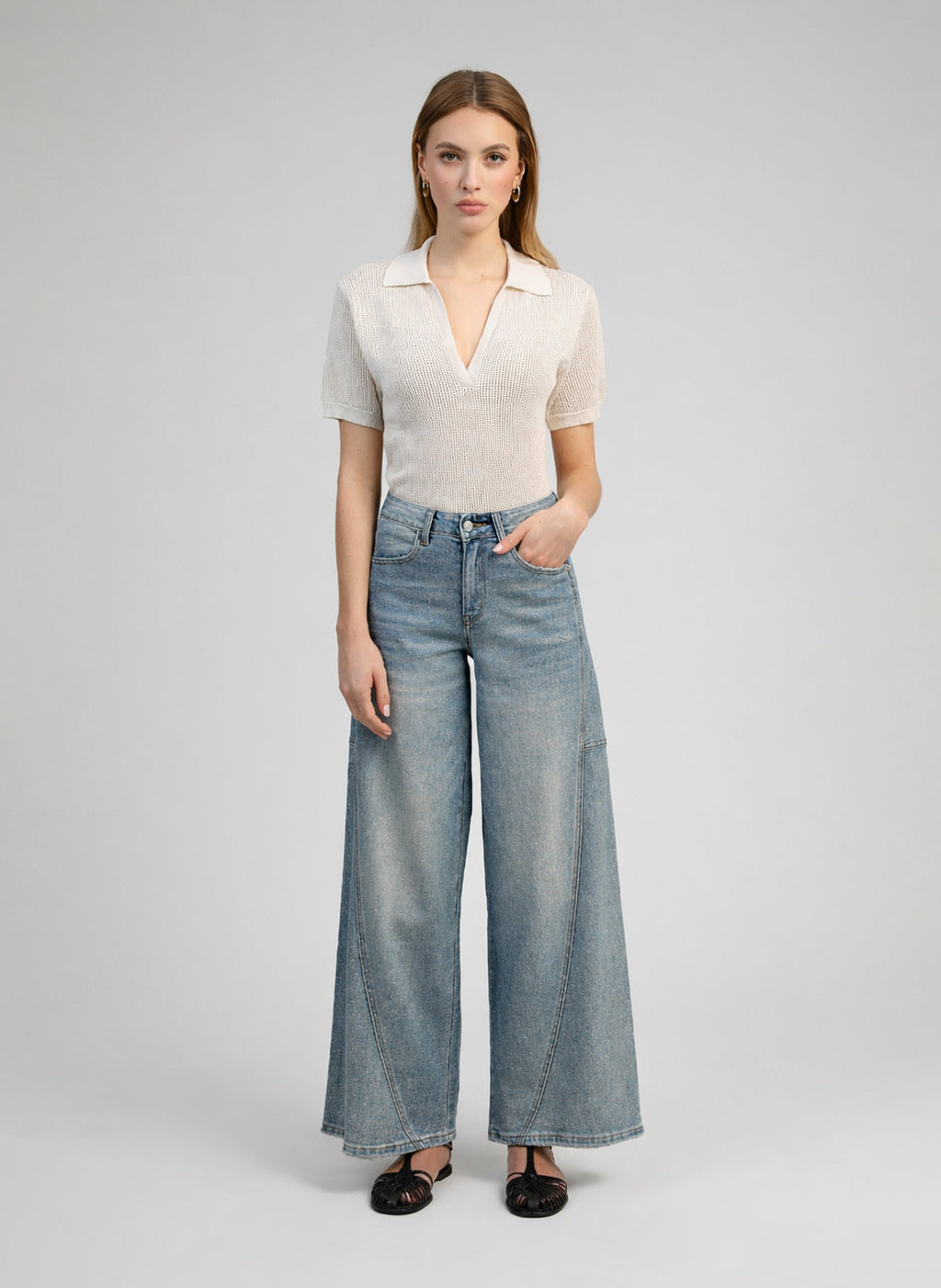 An'ge – Pantalon Palide Bleu, mannequin portant un haut blanc cassé et un jean large bleu