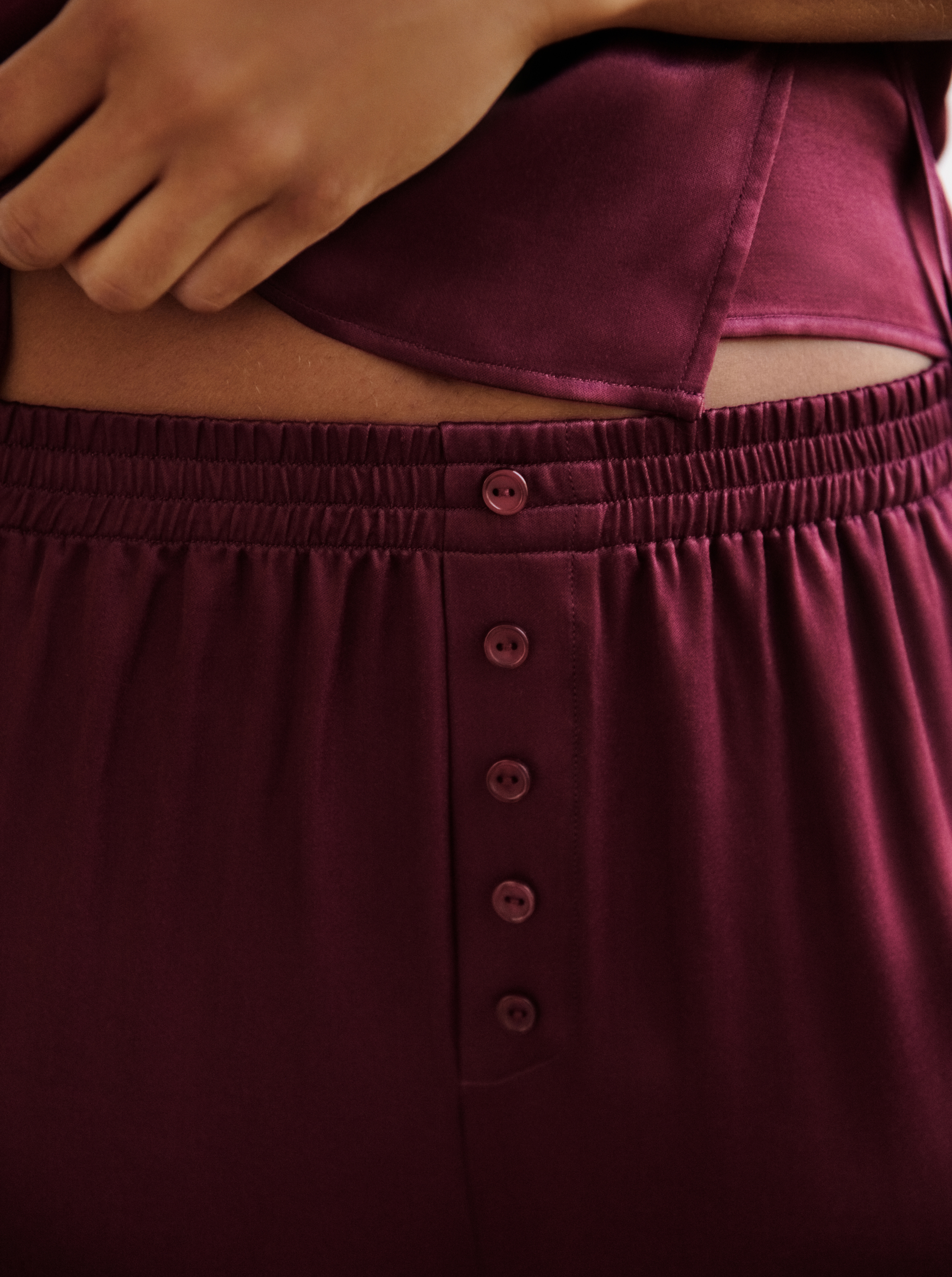 Pantalón vino sedoso