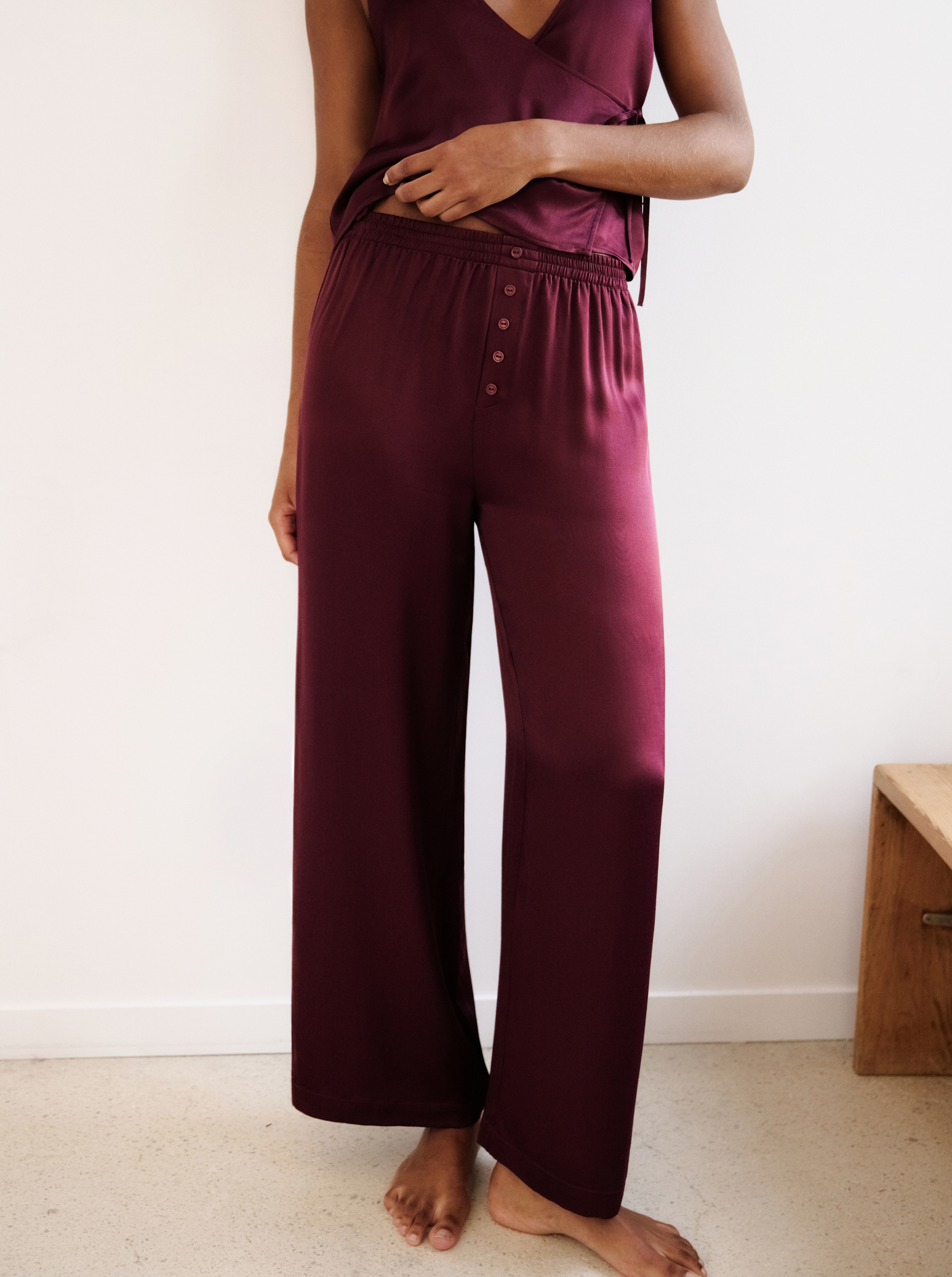 Pantalón vino sedoso