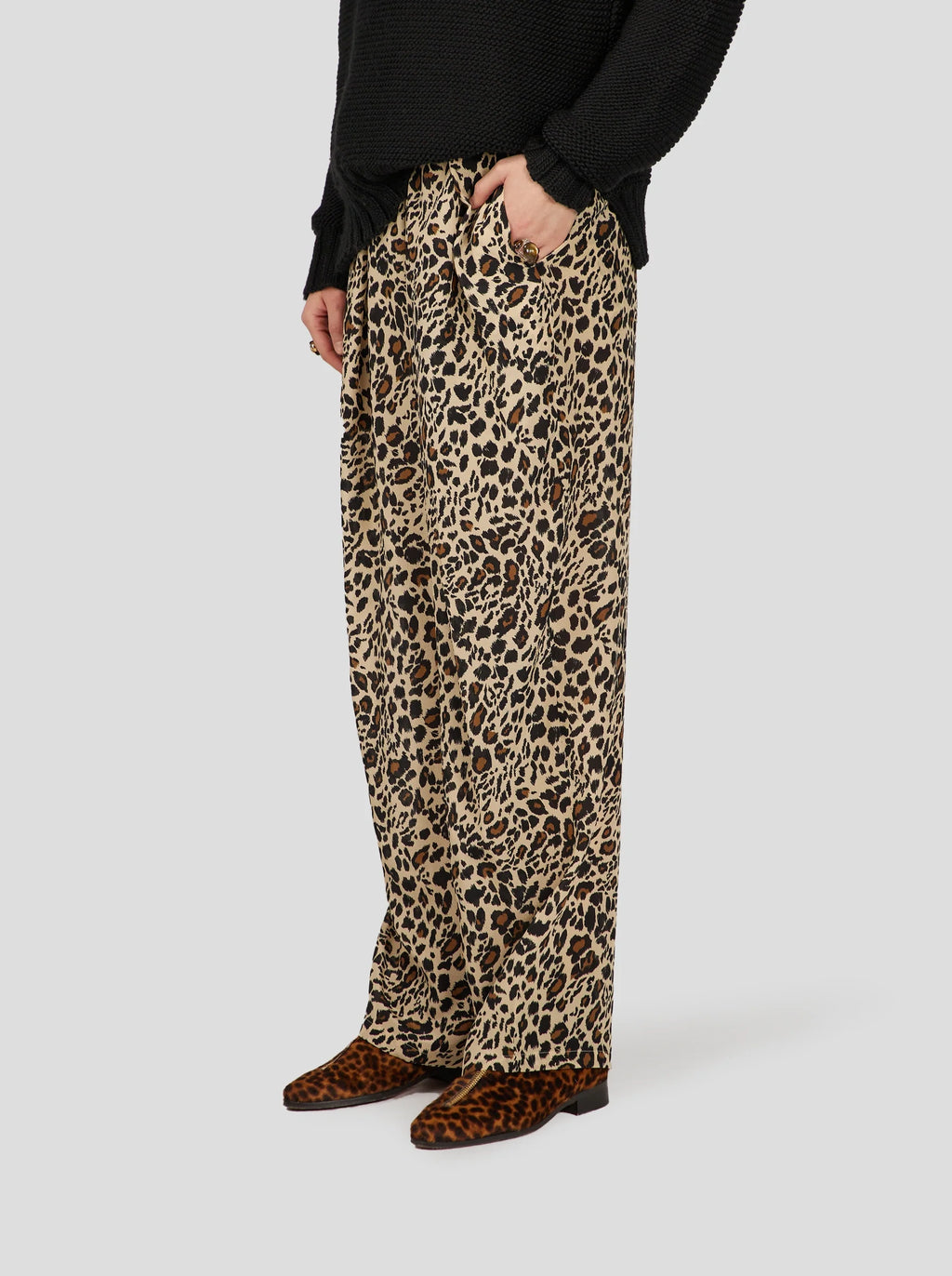 Pantalón Sakis Con Estampado De Leopardo Sedoso
