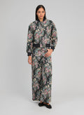 An'ge – Pantalon Passyna Noir, mannequin portant un ensemble bomber et pantalon large fleuri, vue de face