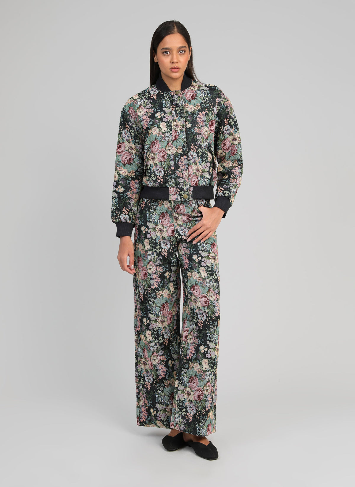 An'ge – Pantalon Passyna Noir, mannequin portant un ensemble bomber et pantalon large fleuri, vue de face