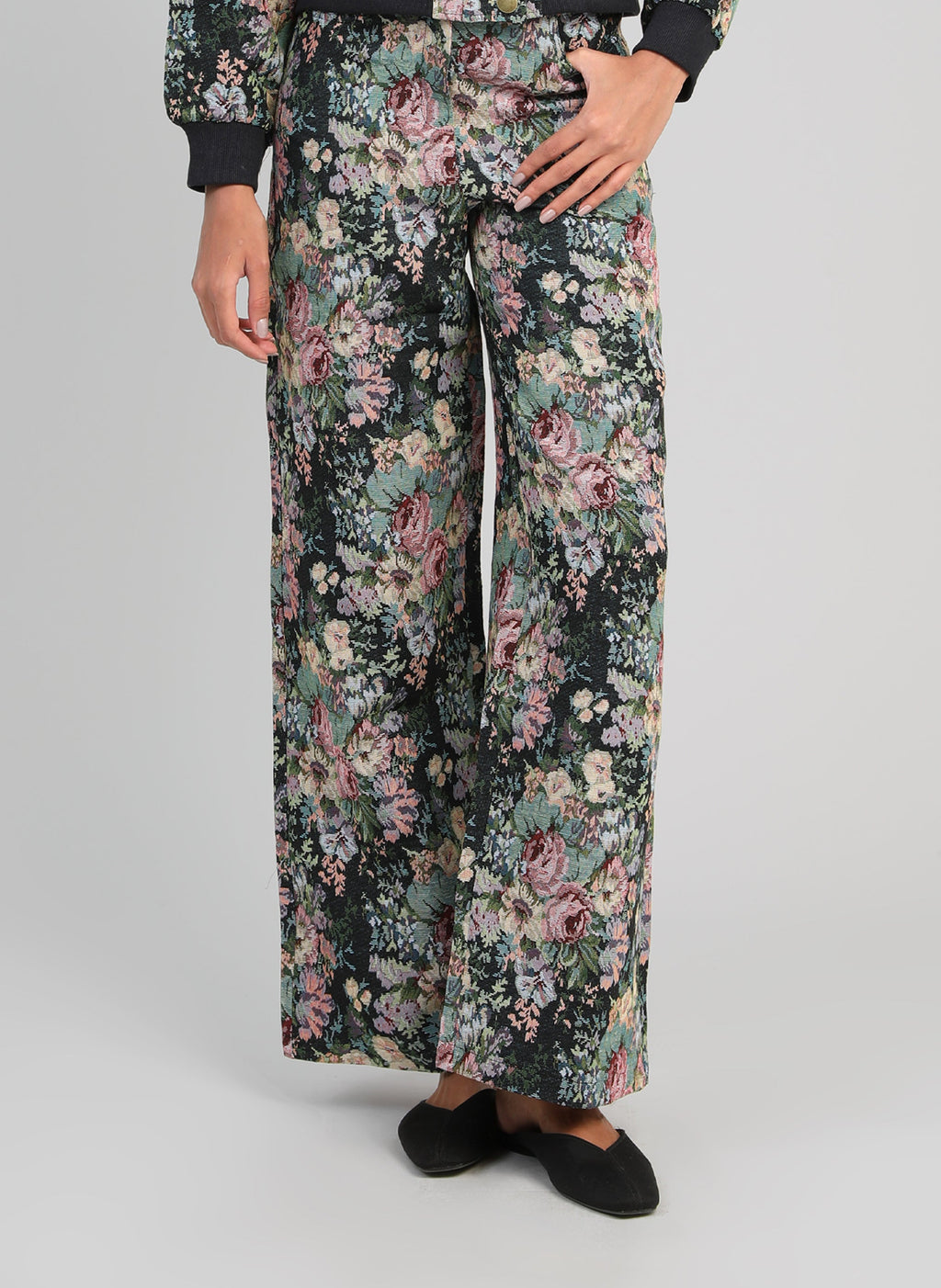 An'ge – Pantalon Passyna Noir, pantalon large fleuri noir, rose et vert porté de face