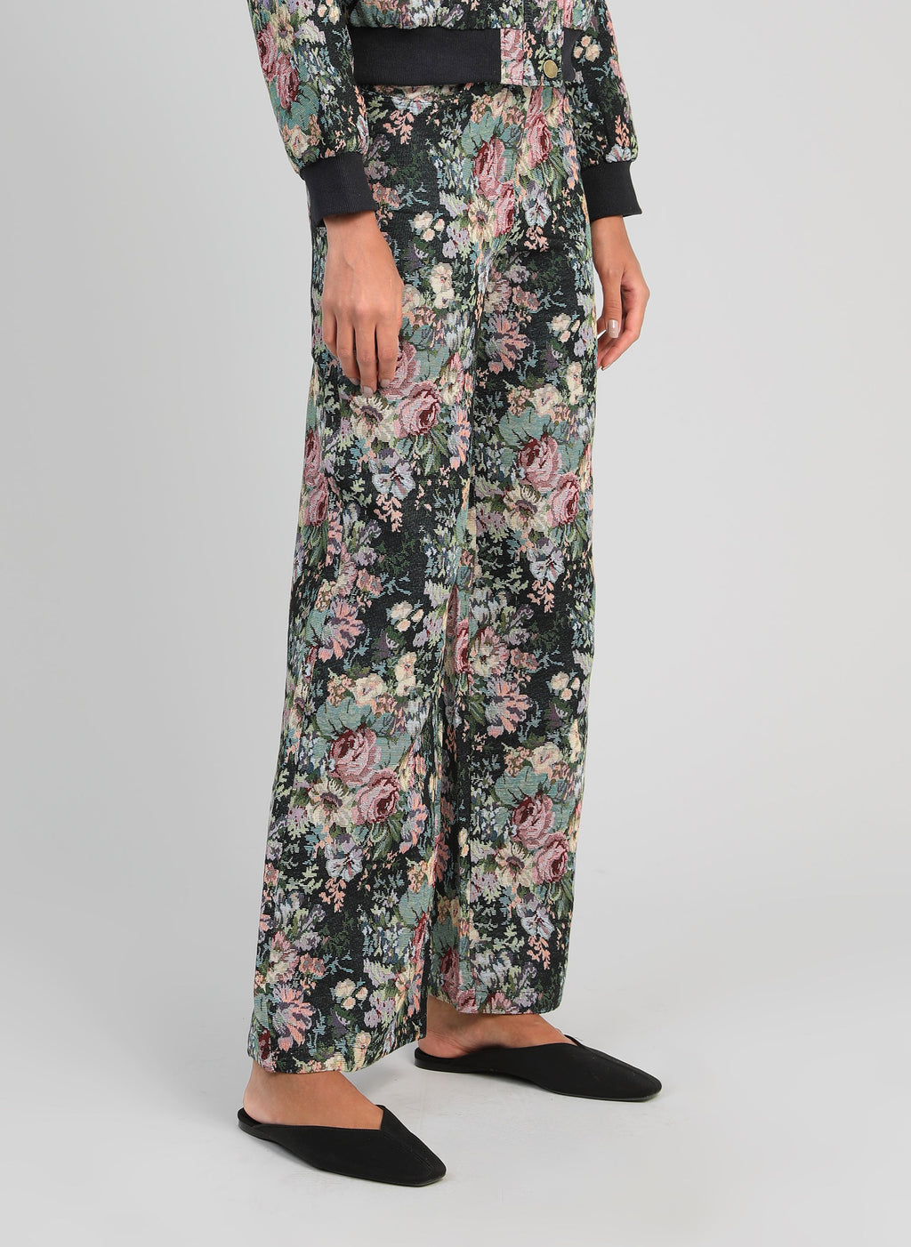 An'ge – Pantalon Passyna Noir, pantalon large fleuri noir, rose et vert, porté de profil