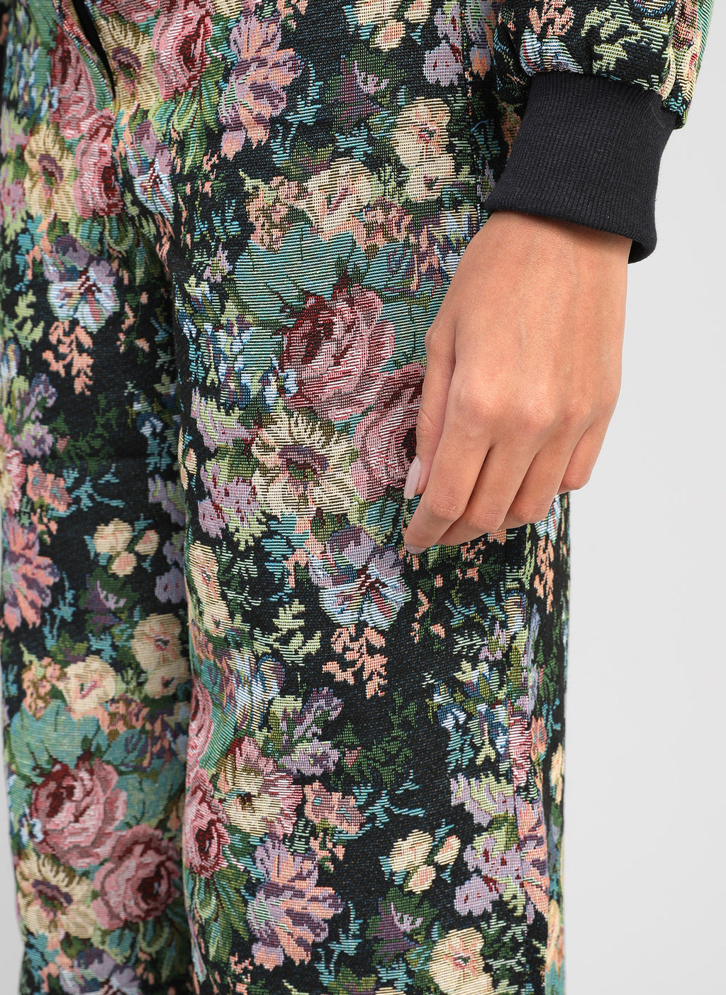 An'ge – Pantalon Passyna Noir, détail d'un pantalon noir à motifs floraux colorés porté par un mannequin