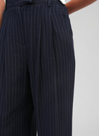 An'ge – Hose Patila Marine, marineblaue Hose mit feinen weißen Streifen an einem Model