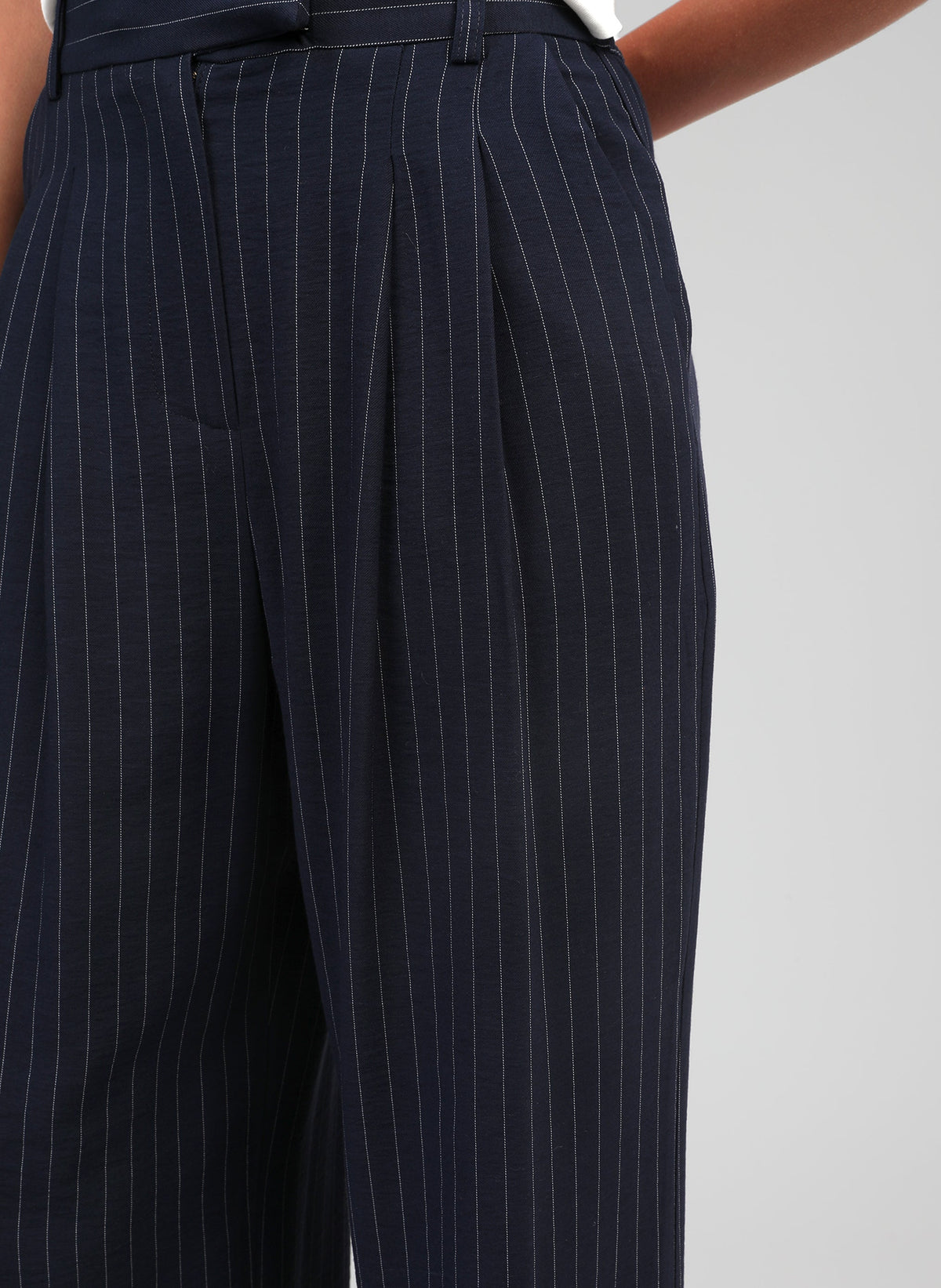 An'ge – Hose Patila Marine, marineblaue Hose mit feinen weißen Streifen an einem Model