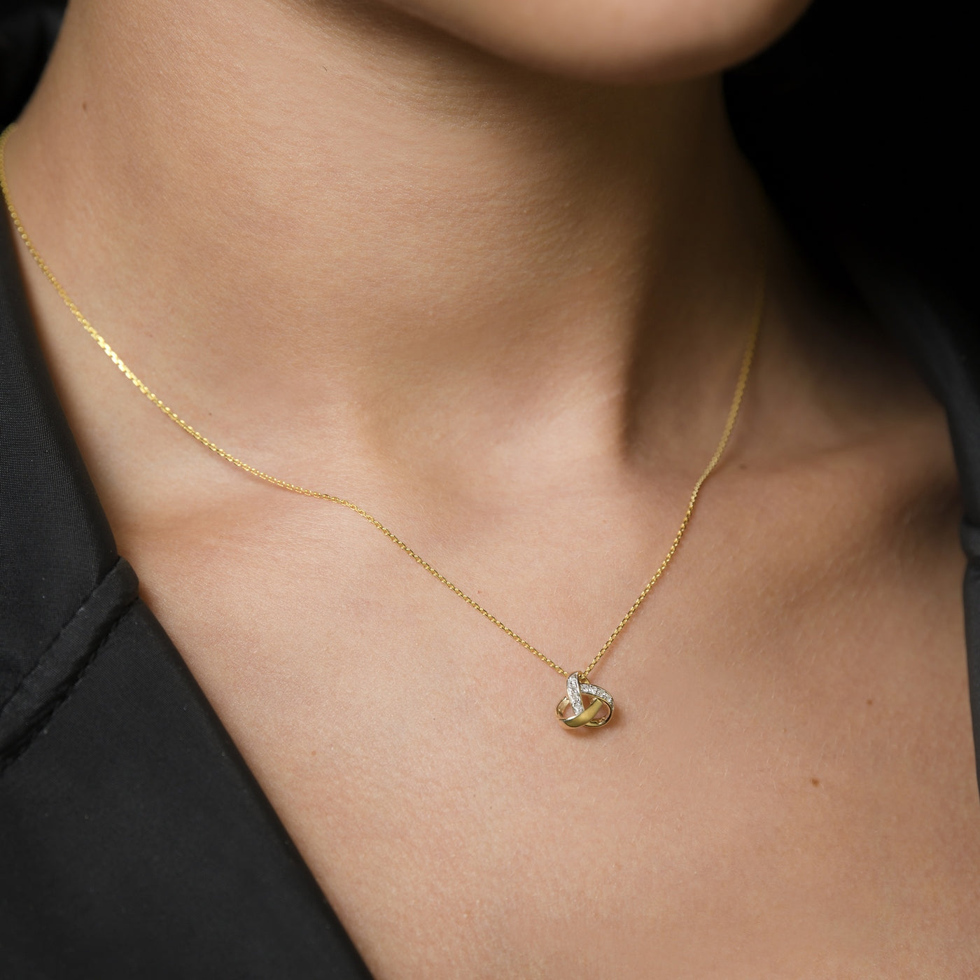Colgante "Nudo Elegancia" D0.04Ct/8 - Oro amarillo 375/1000
