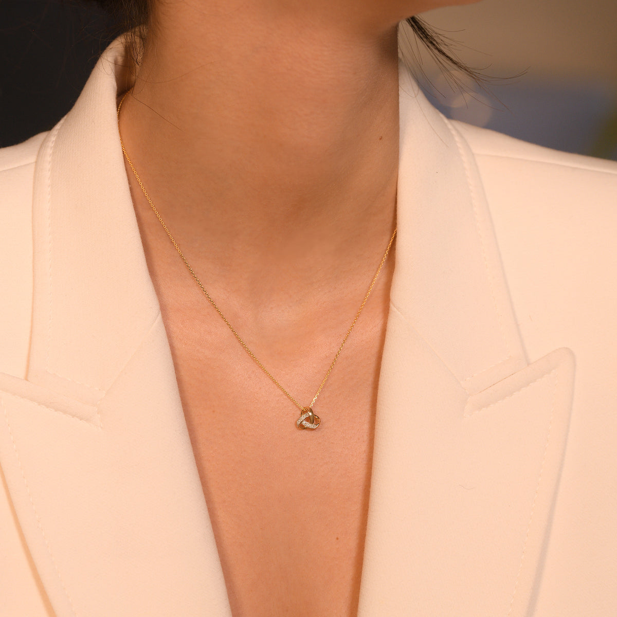 Pendentif "Noeud Elegance"  Diamant :0,04Ct/8