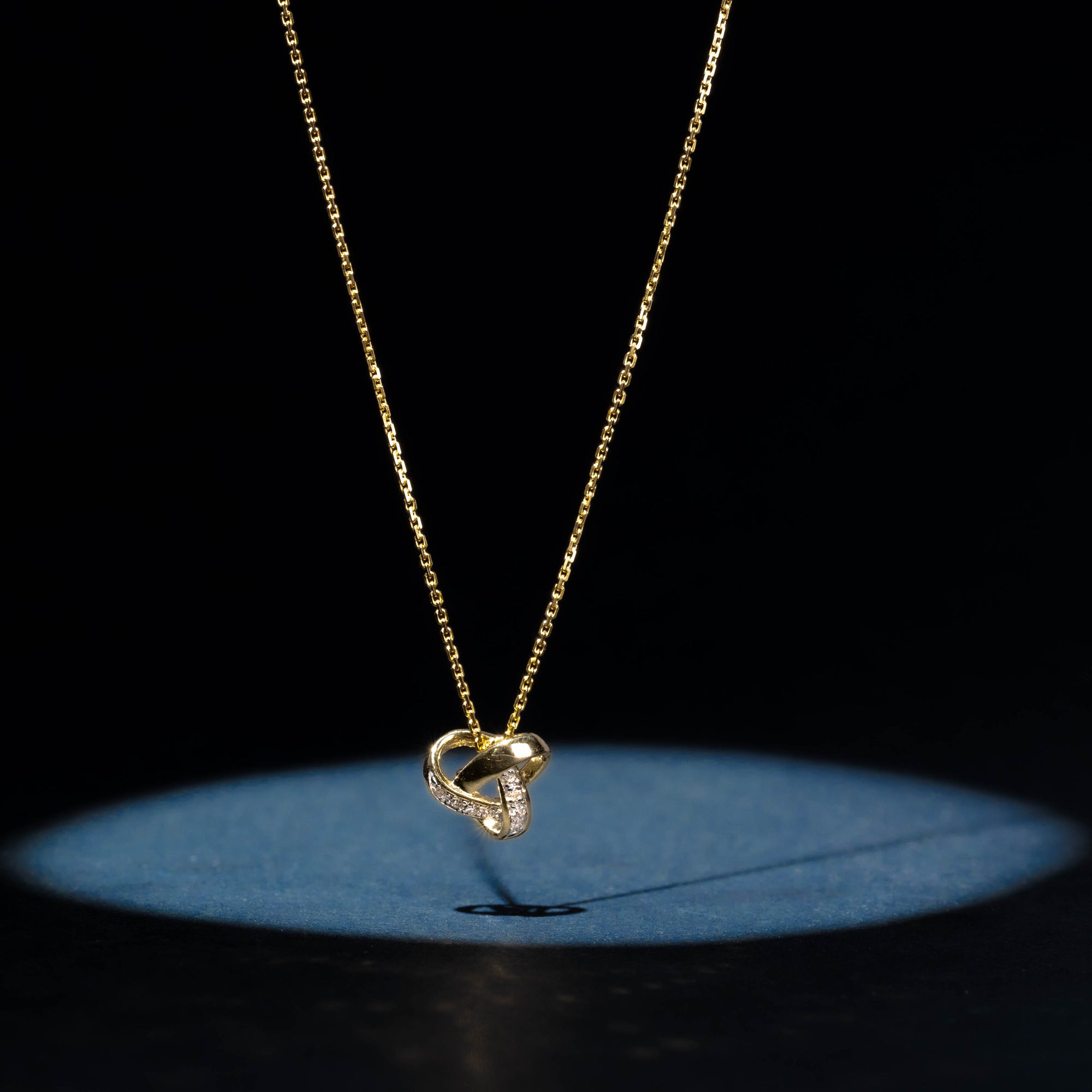 Colgante "Nudo Elegancia" D0.04Ct/8 - Oro amarillo 375/1000