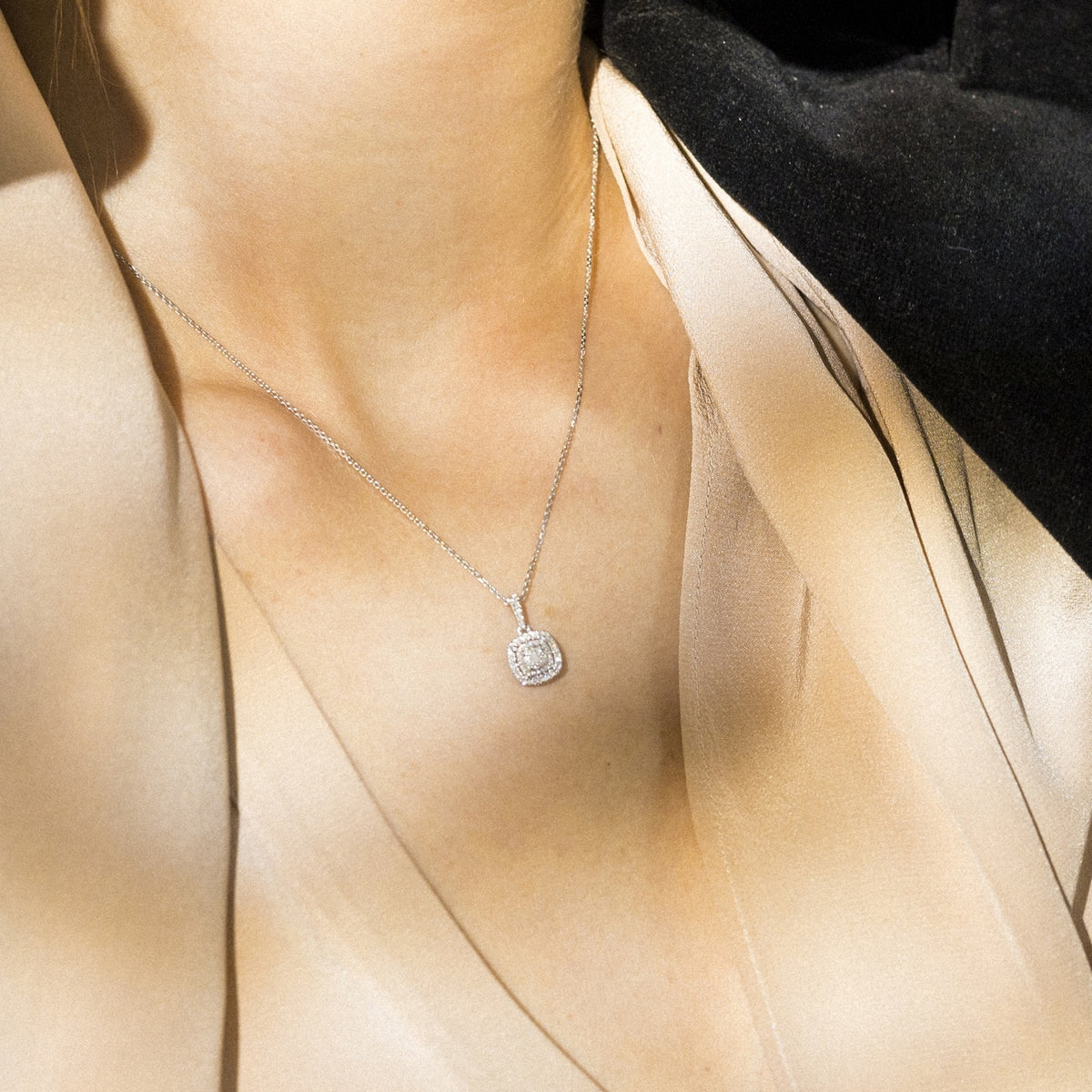 "The One" Pendant, 0,15/62 Diamonds - 375/1000 White Gold