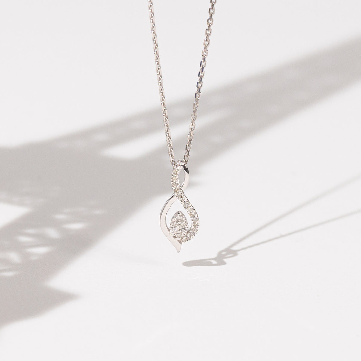 "Luna" Pendant, 0,07/22 Diamonds - 375/1000 White Gold