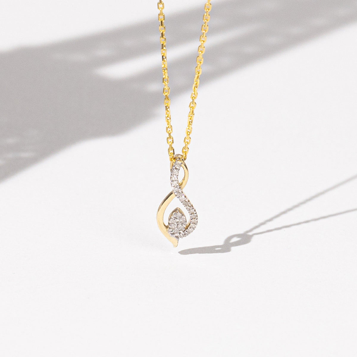 "Luna" Pendant, Diamonds 0,07/22 - 375/1000 Yellow Gold