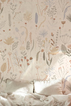 Lé Papiers De Ninon – Papier Peint Panoramique Sidonie - Beige, papier peint à motifs floraux et végétaux, avec des coussins blancs