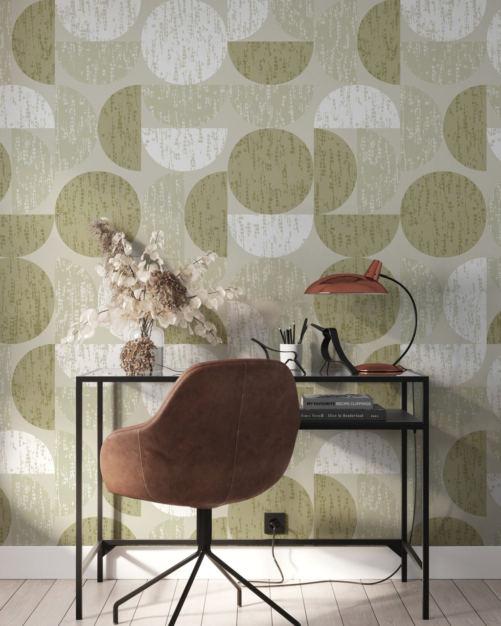 Lé Papiers De Ninon – Papier Peint Panoramique Groove - Sauge - Sauge, bureau noir avec chaise marron devant un mur au motif géométrique