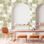 Lé Papiers De Ninon – Papier Peint Panoramique Groove - Sauge - Sauge, salle à manger avec table en bois, chaises et banquettes orange