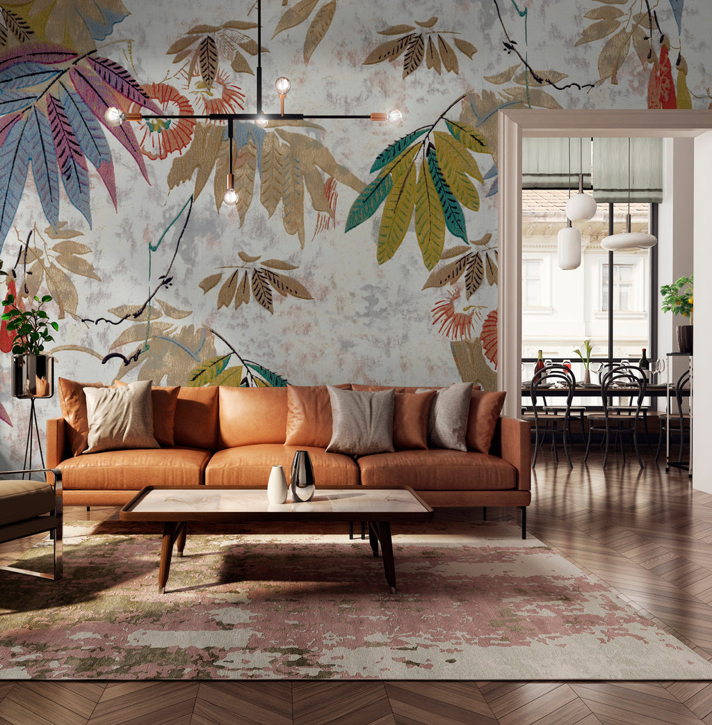 Lé Papiers De Ninon – Papier Peint Panoramique Foliage Xl - Multicolore, canapé en cuir marron dans un salon avec papier peint floral