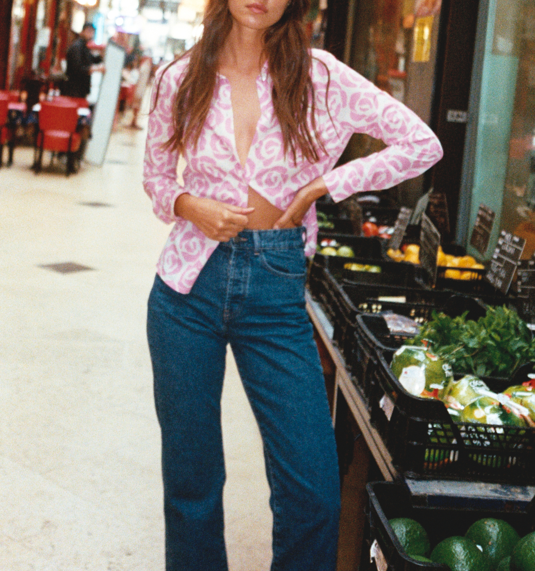 Camisa rosa y rosas