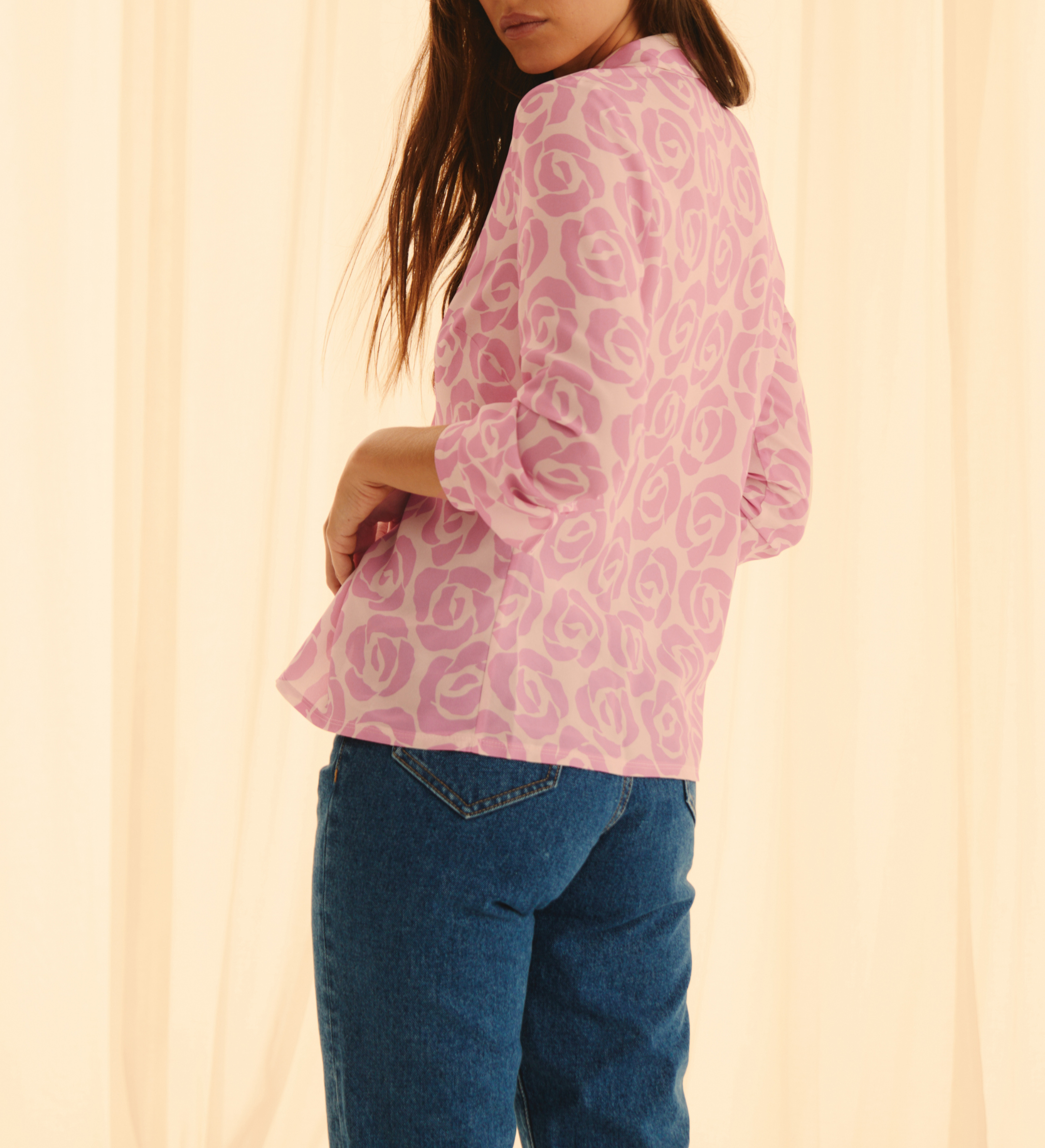 Camisa floral rosa y rosas