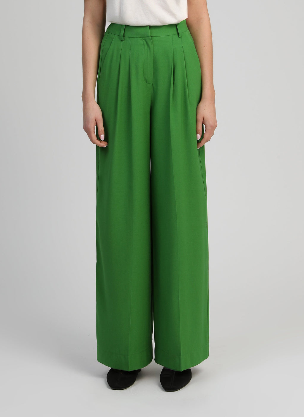 An'ge – Pantalon Pepy Pomme, pantalon large vert émeraude porté par un mannequin, vue de face