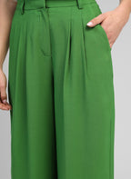 An'ge – Pantalon Pepy Pomme, pantalon vert émeraude plissé, porté par un mannequin, vue de face