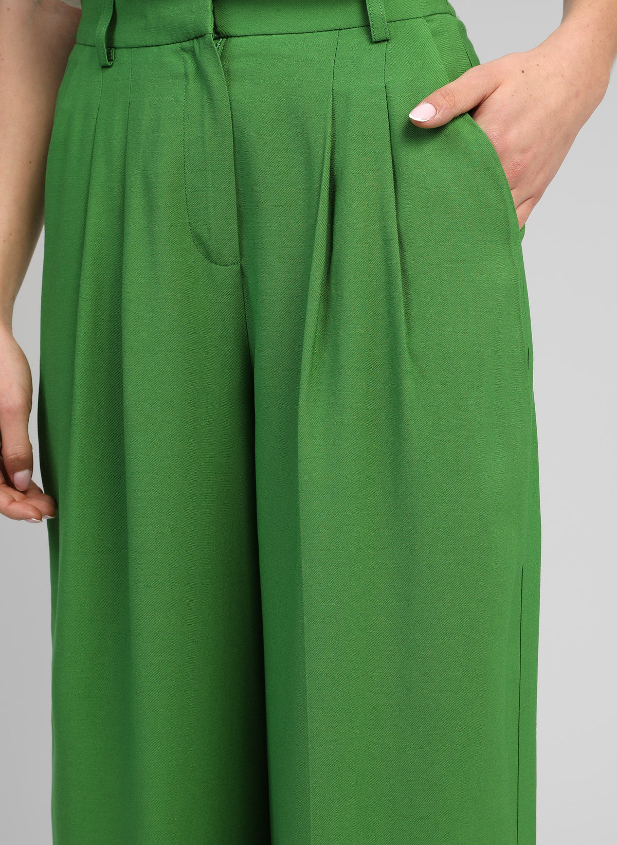 An'ge – Pantalon Pepy Pomme, pantalon vert émeraude plissé, porté par un mannequin, vue de face