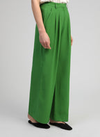 An'ge – Pantalon Pepy Pomme, pantalon vert large porté par un mannequin, vue de profil, avec des mules noires